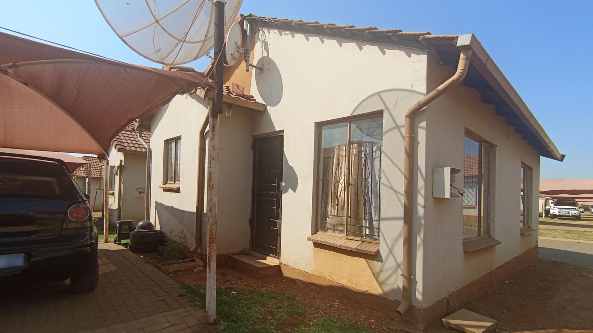 Front View of property in Clayville