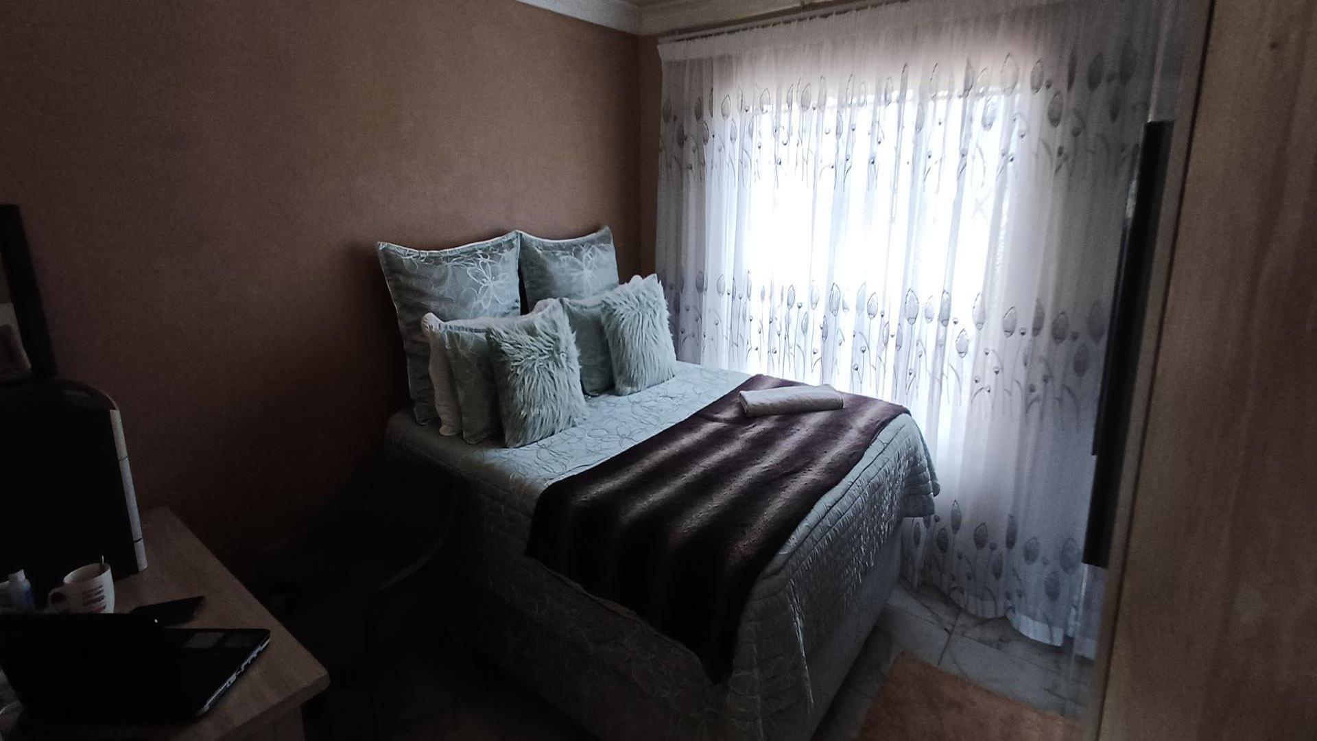 Bed Room 2 of property in Soshanguve