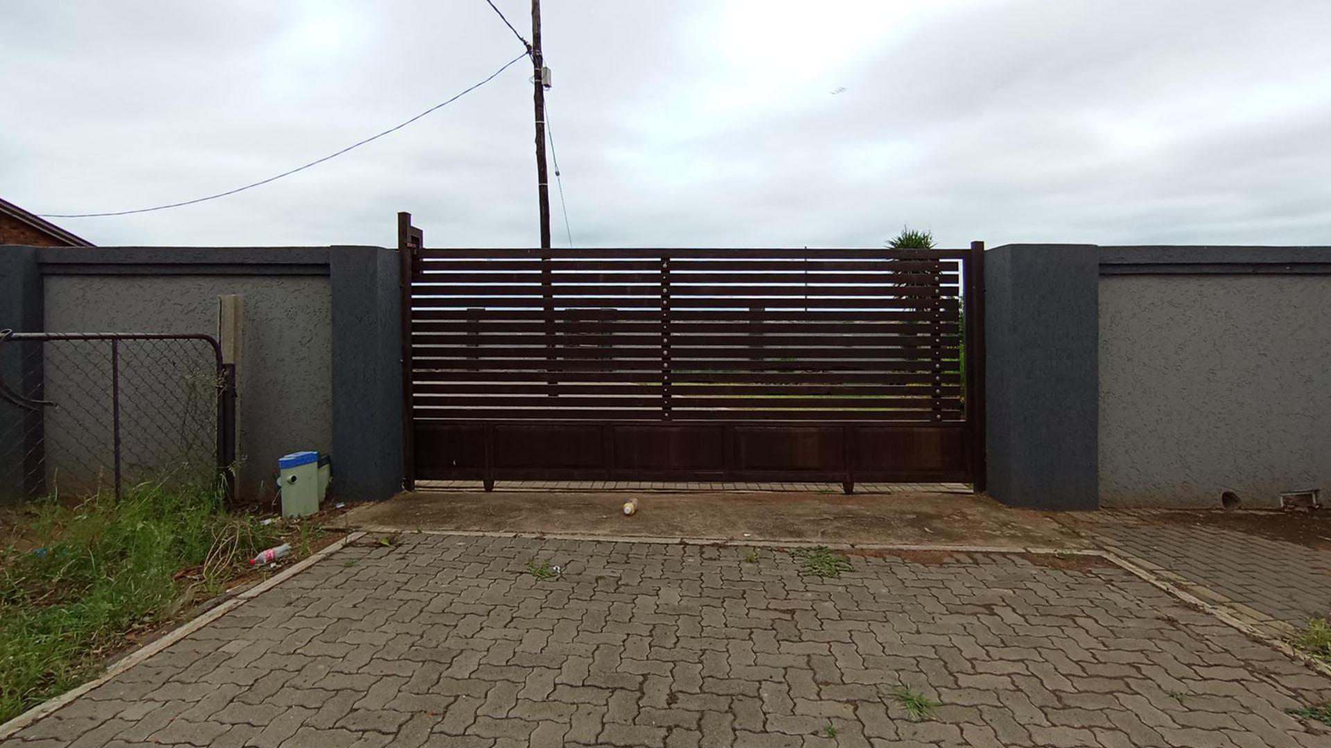 Front View of property in Soshanguve