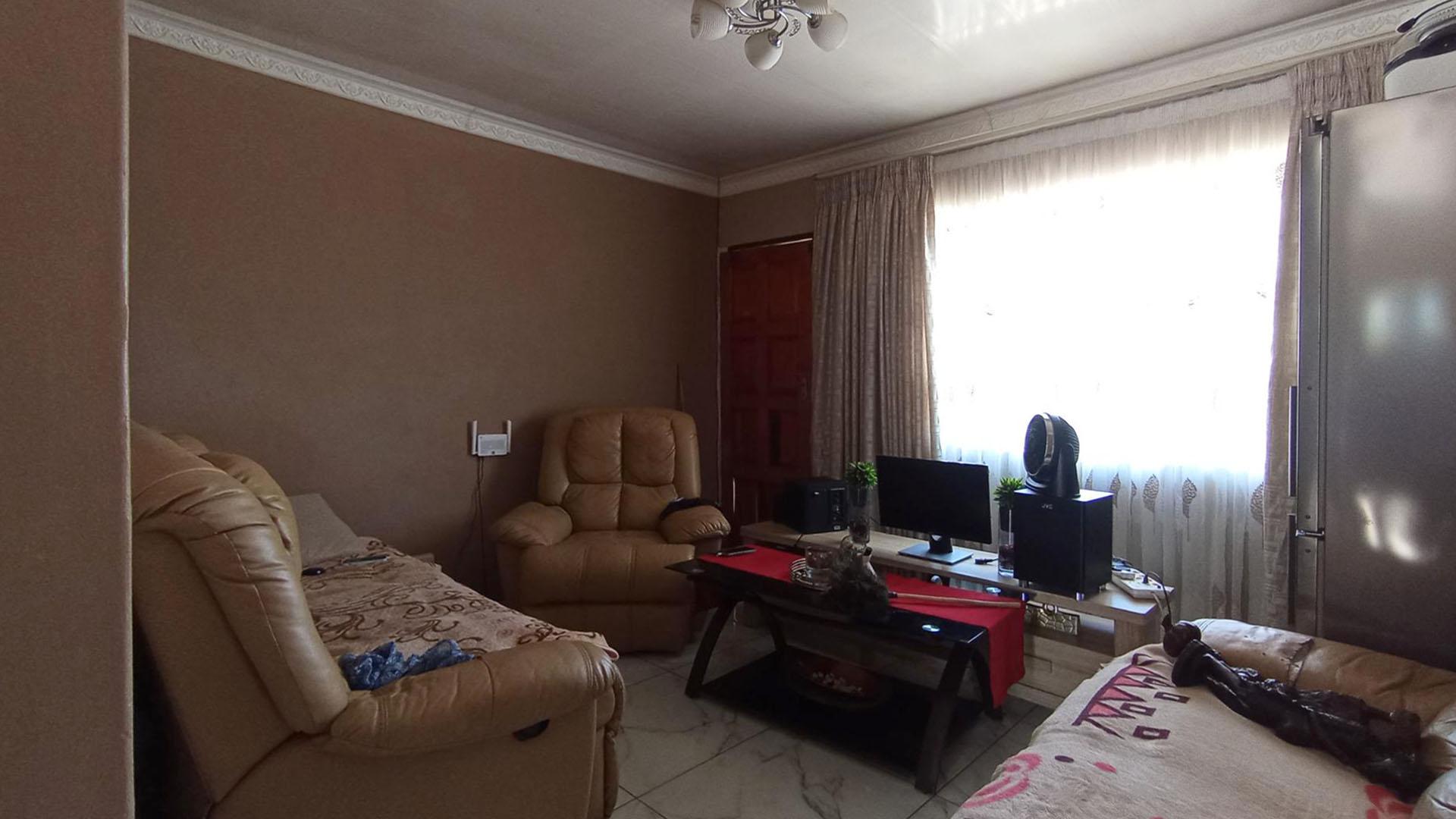Lounges - 17 square meters of property in Soshanguve