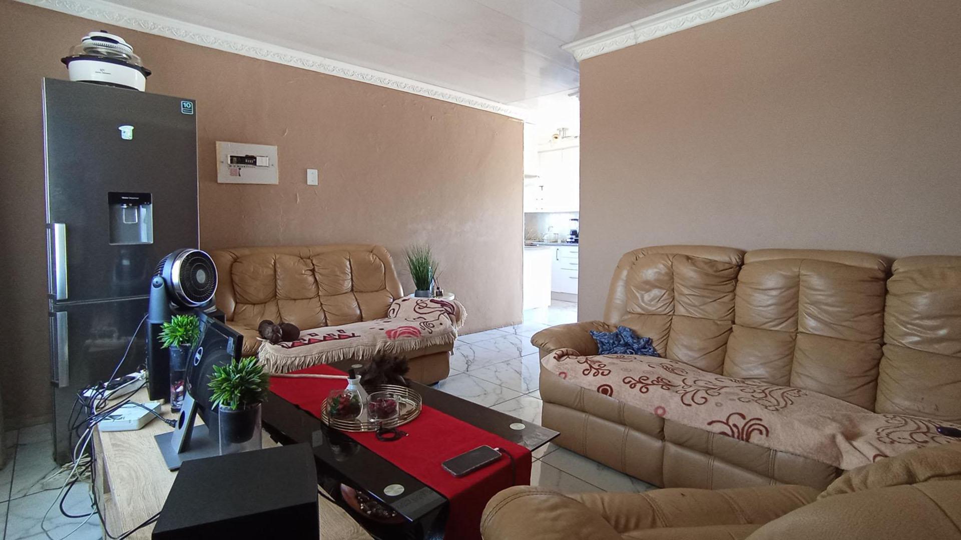 Lounges - 17 square meters of property in Soshanguve