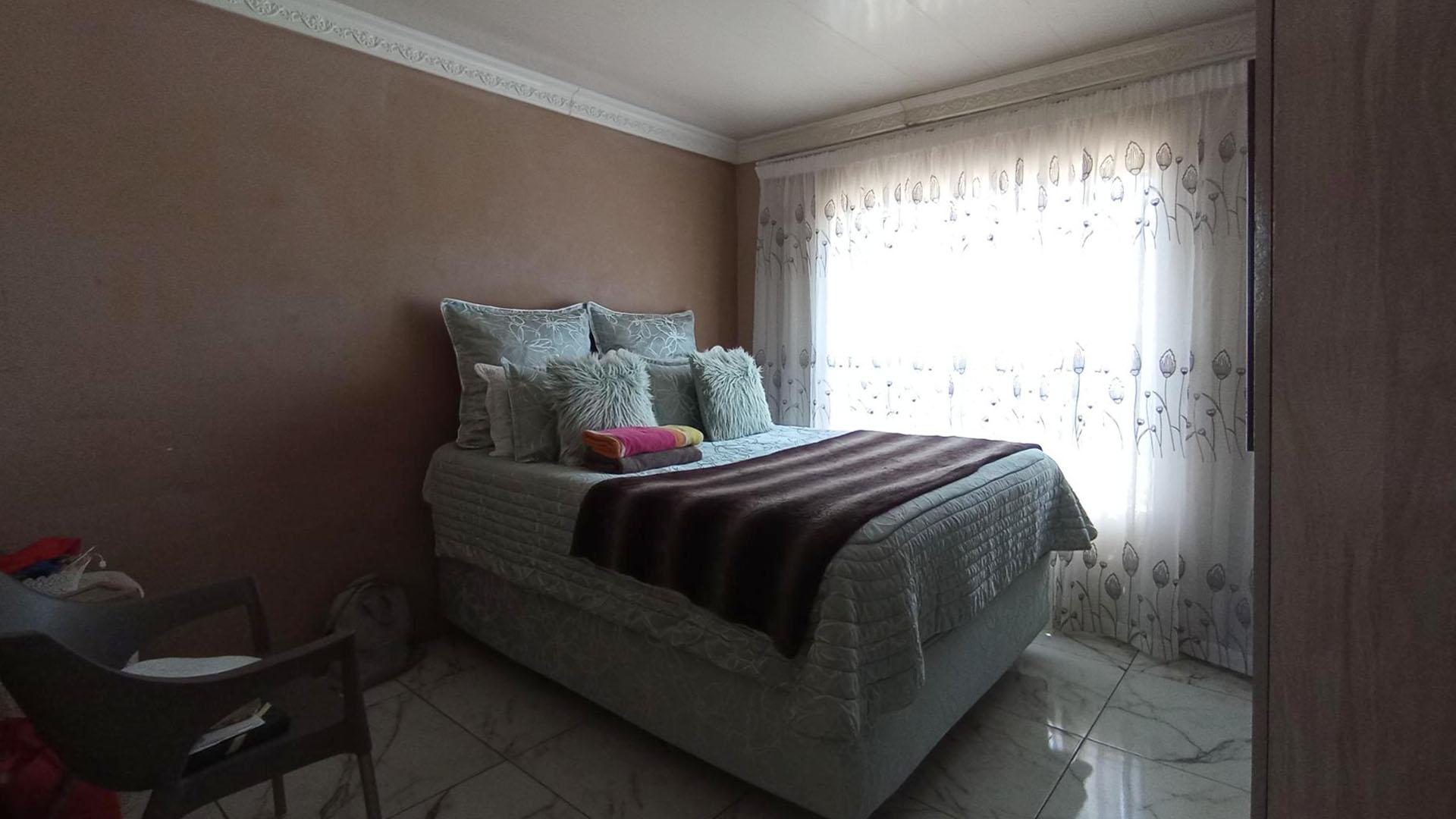 Bed Room 2 - 13 square meters of property in Soshanguve