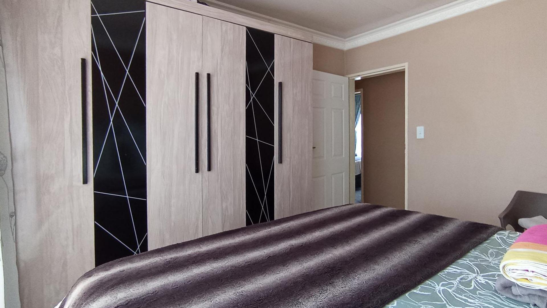 Bed Room 2 - 13 square meters of property in Soshanguve