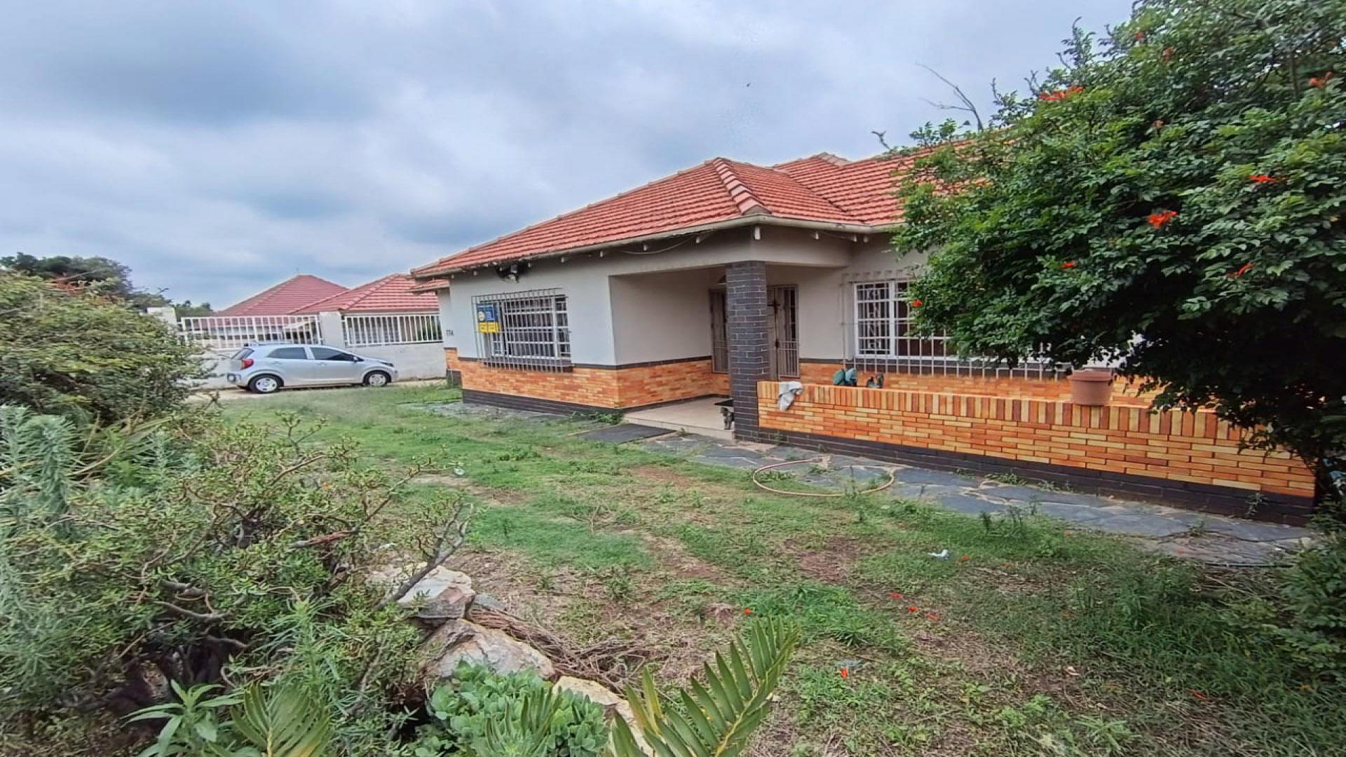 Front View of property in Linmeyer