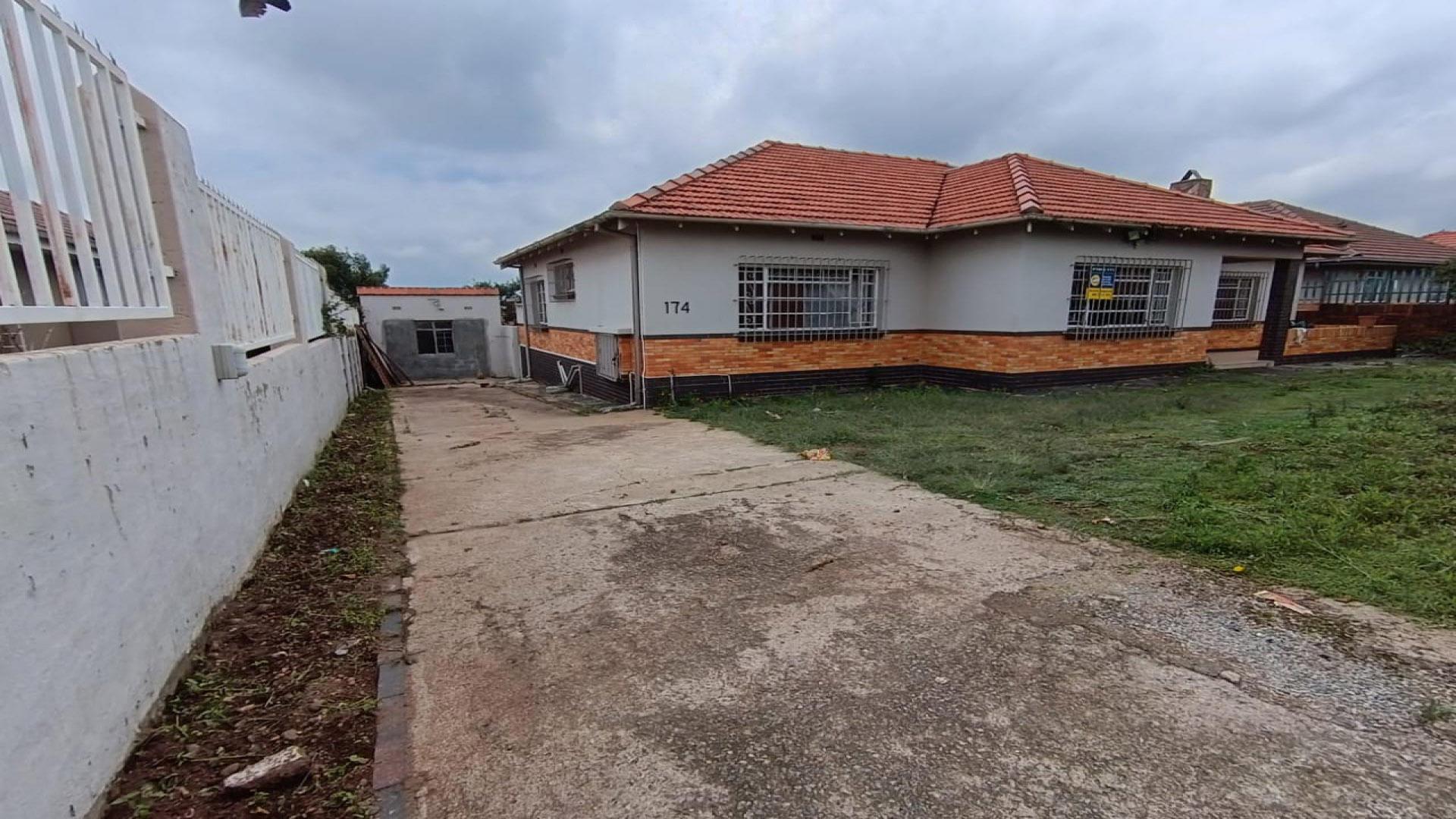 Front View of property in Linmeyer