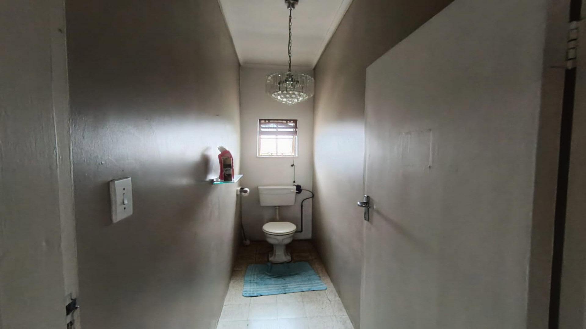 Bathroom 1 of property in Linmeyer