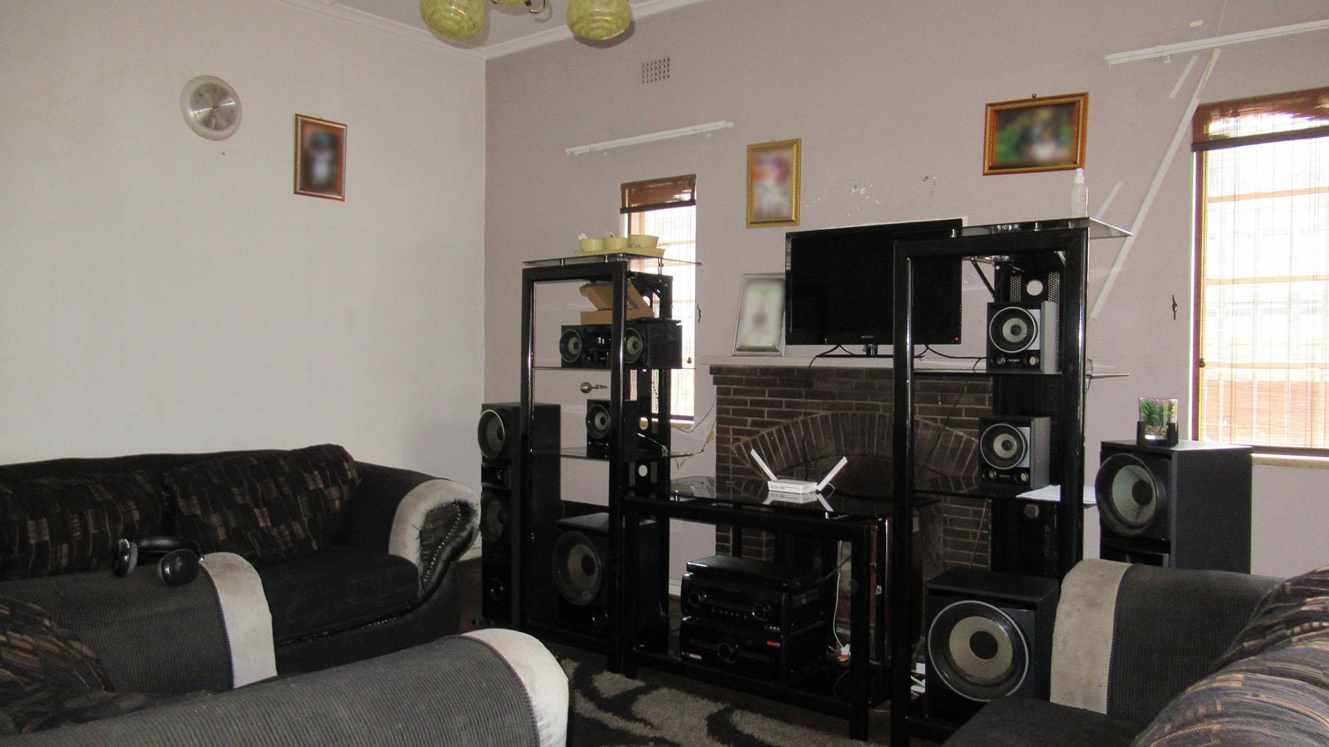 Lounges - 23 square meters of property in Linmeyer