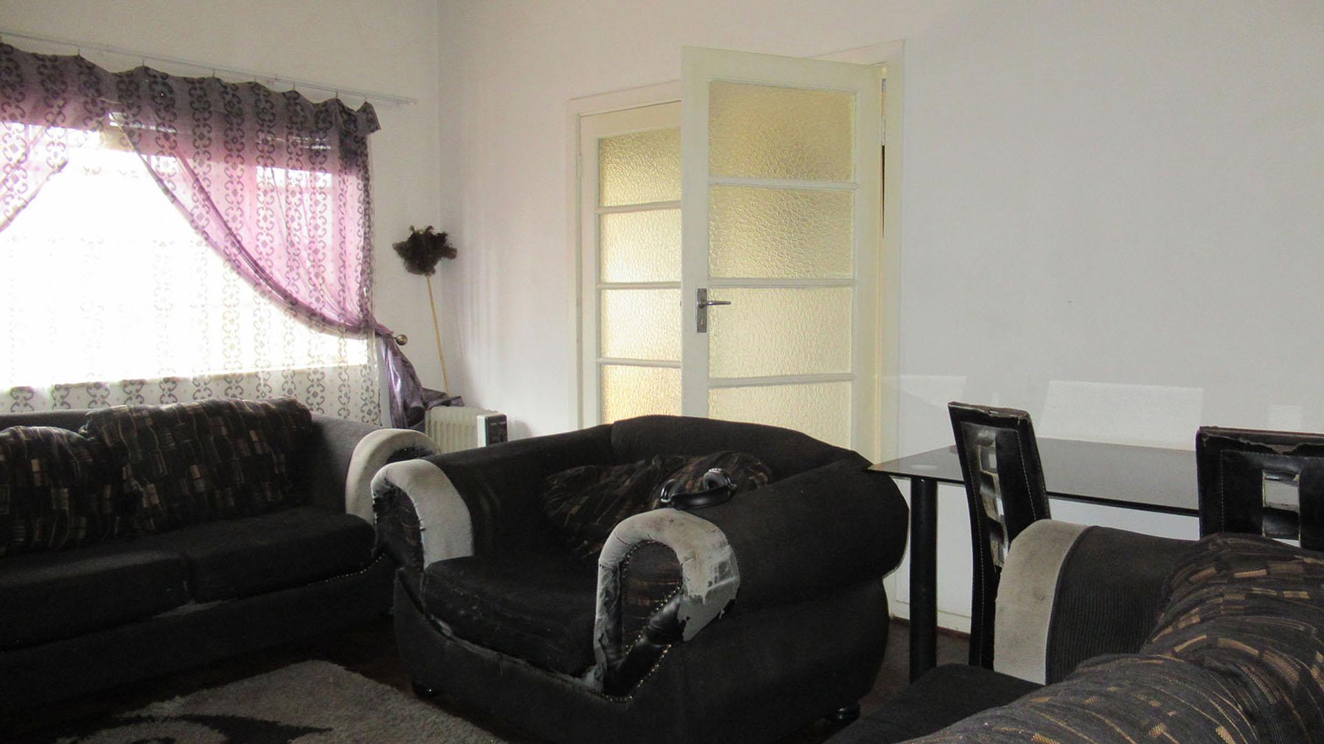 Lounges - 23 square meters of property in Linmeyer