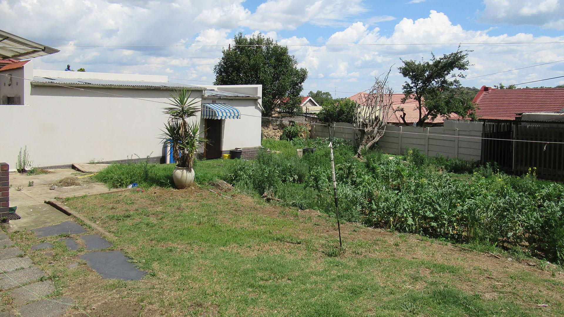 Backyard of property in Linmeyer