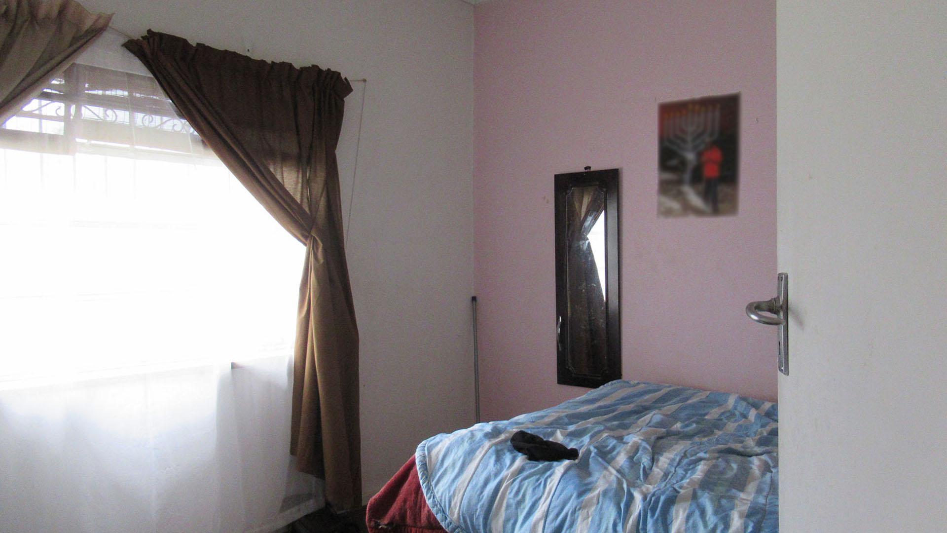 Bed Room 1 - 15 square meters of property in Linmeyer