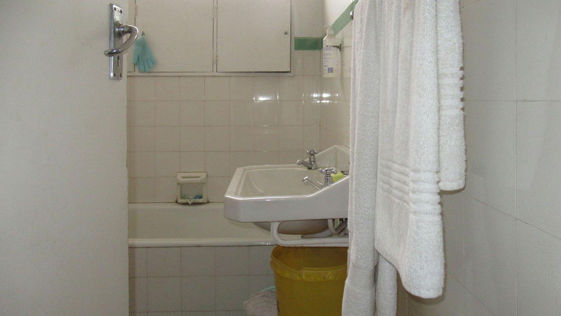 Bathroom 1 - 5 square meters of property in Linmeyer