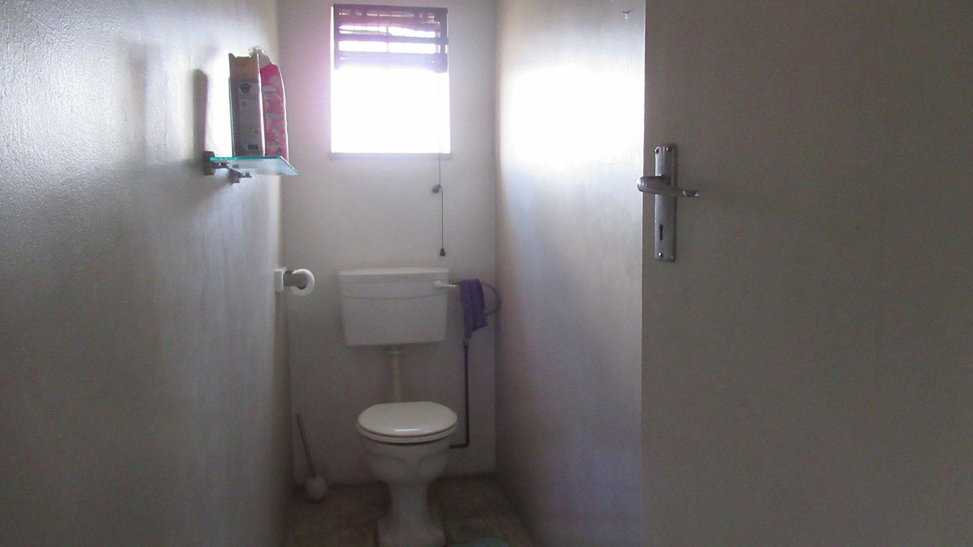 Bathroom 2 - 4 square meters of property in Linmeyer