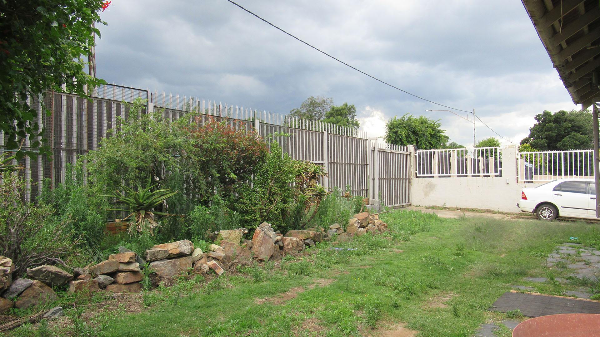 Front View of property in Linmeyer