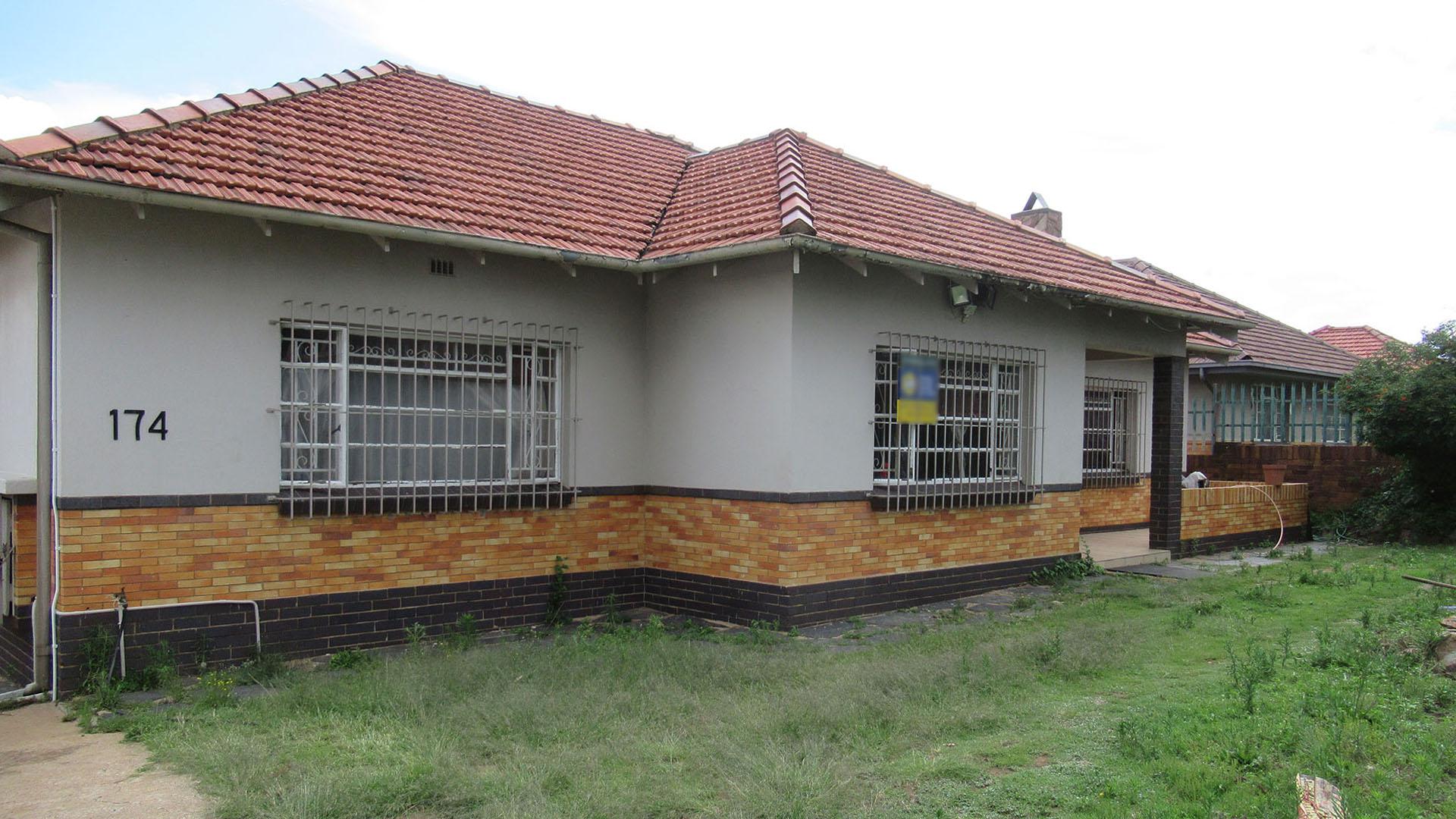 Front View of property in Linmeyer