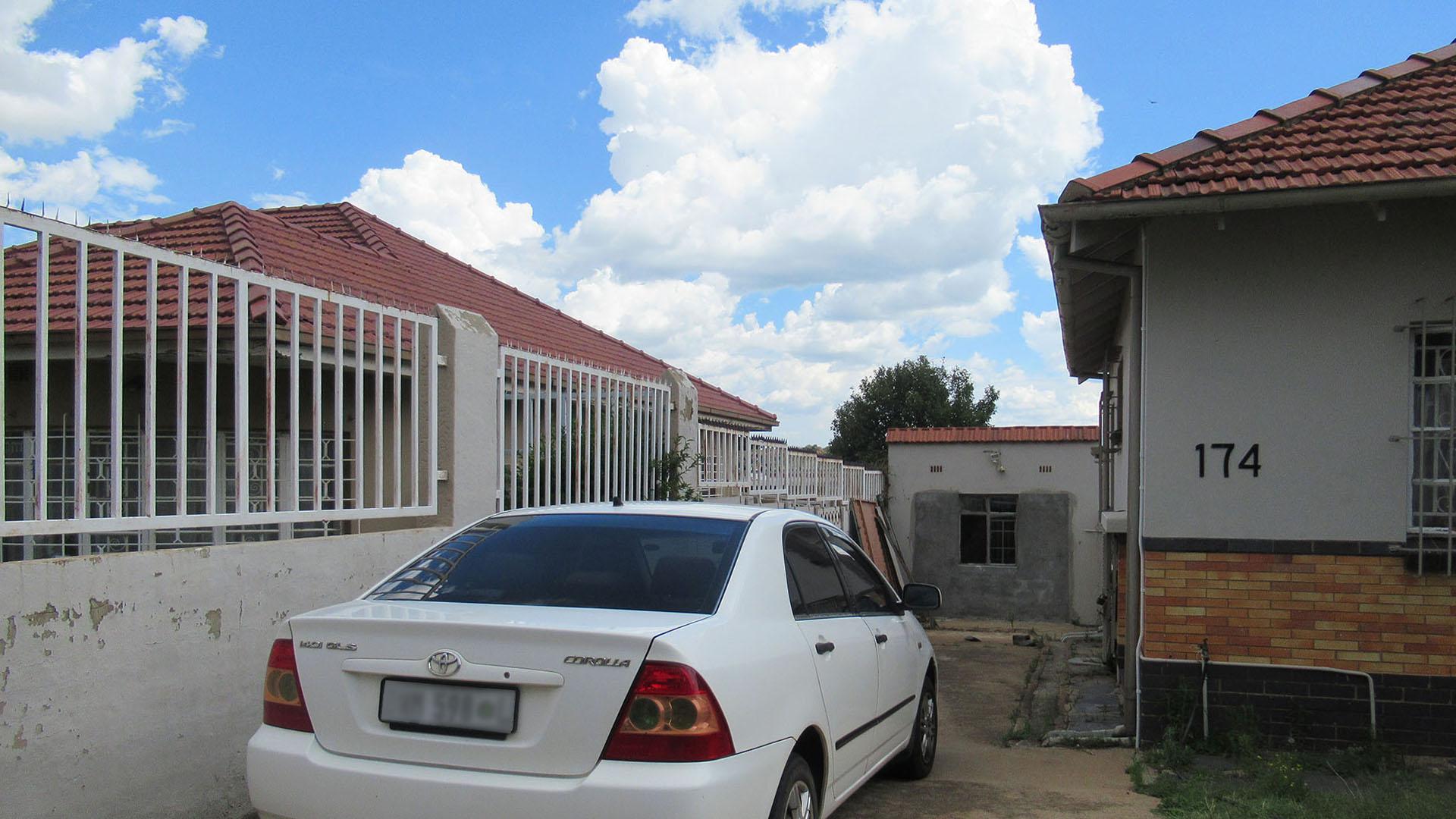 Front View of property in Linmeyer