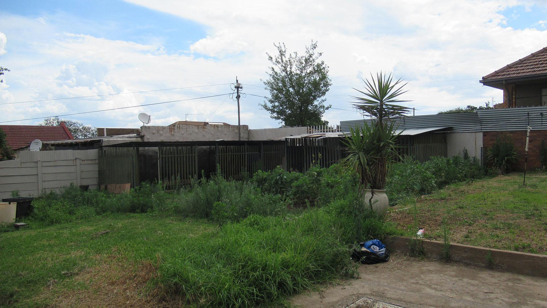 Backyard of property in Linmeyer