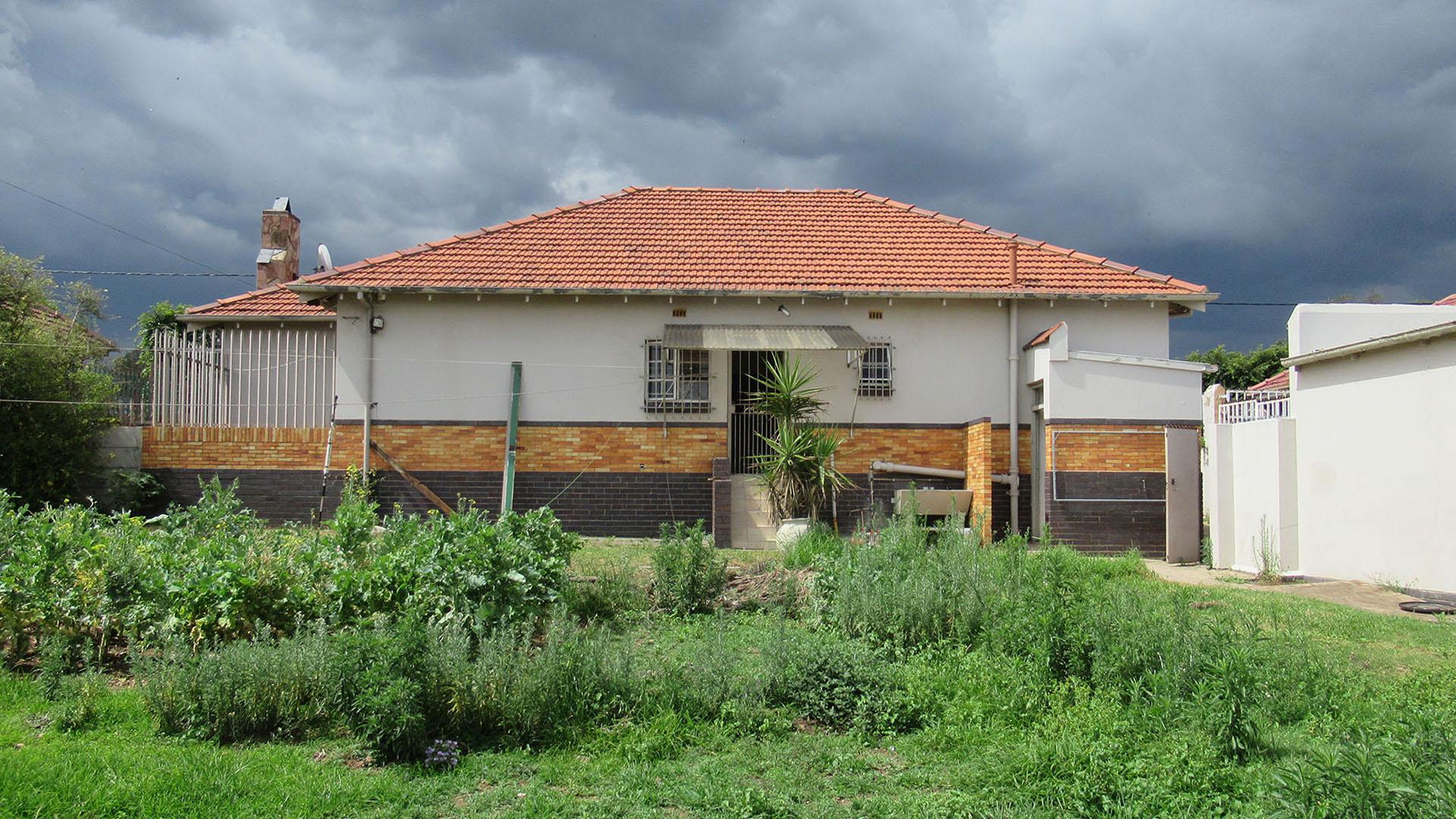 Backyard of property in Linmeyer