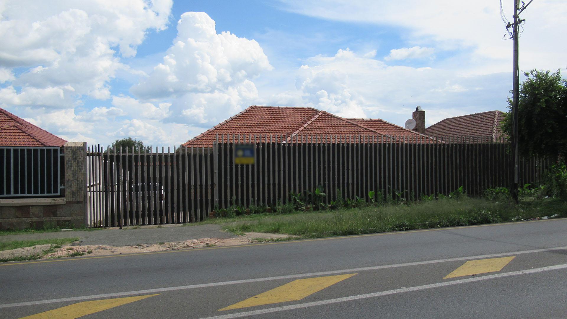 Front View of property in Linmeyer