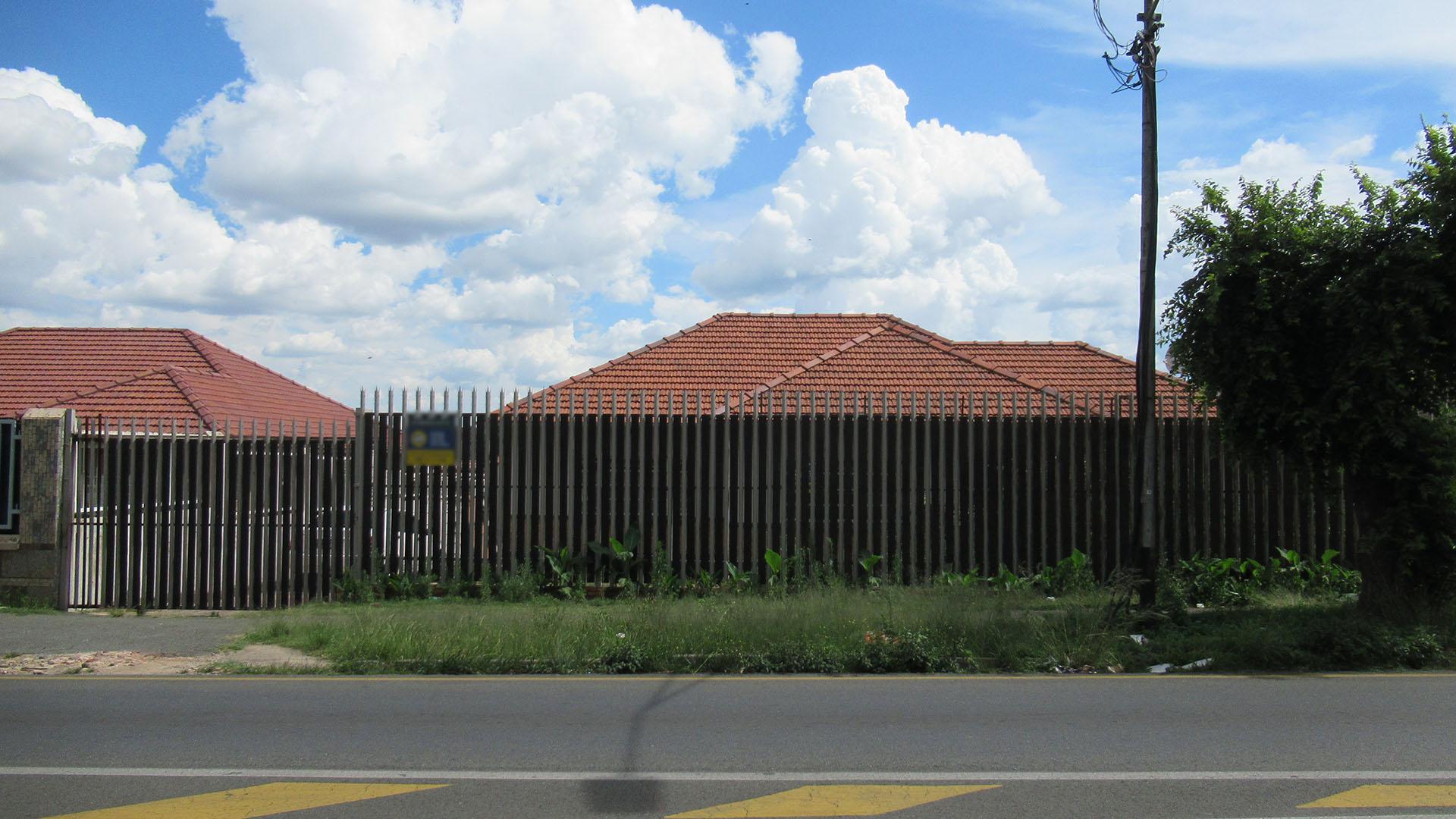 Front View of property in Linmeyer