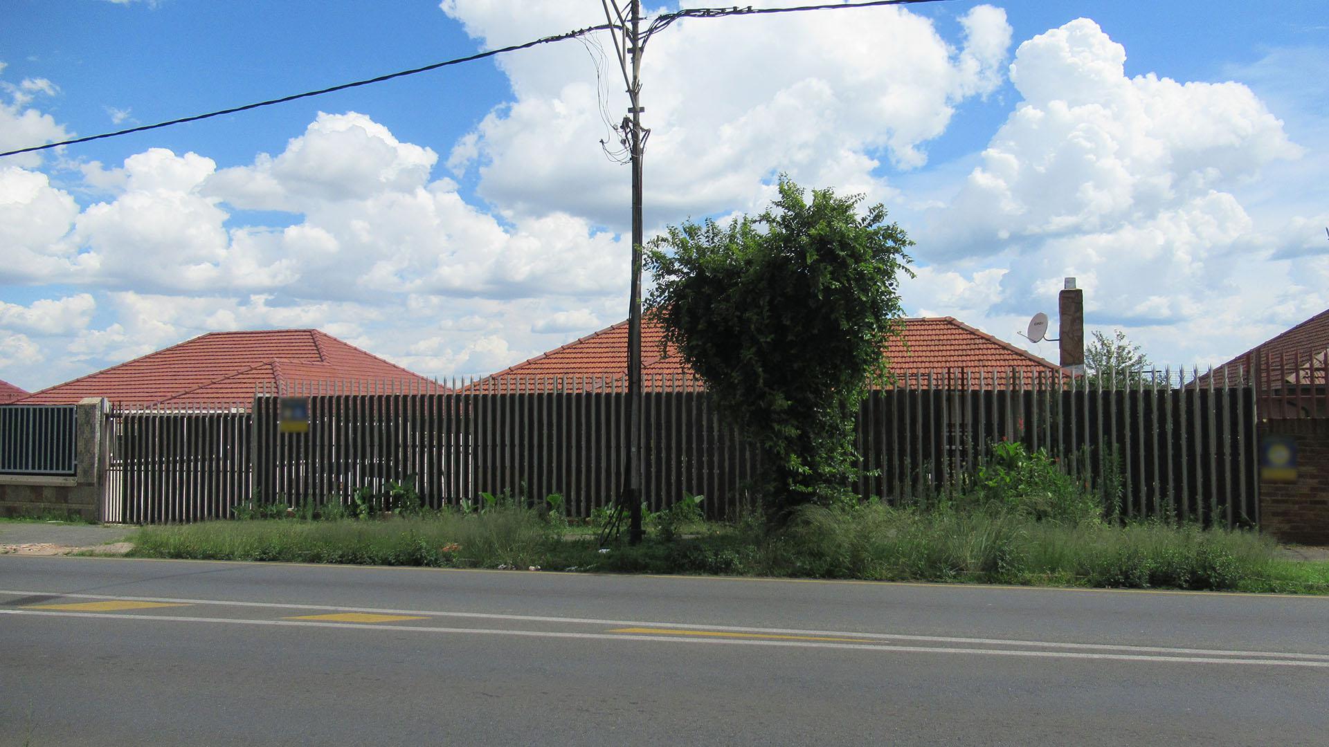 Front View of property in Linmeyer