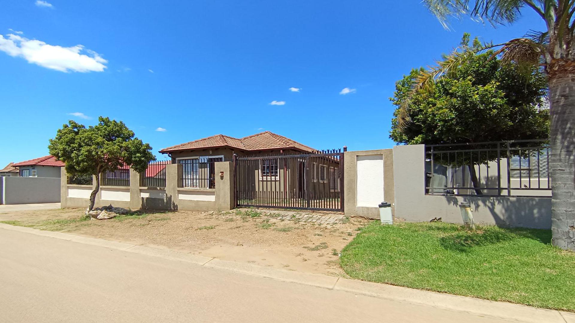 Front View of property in Nellmapius