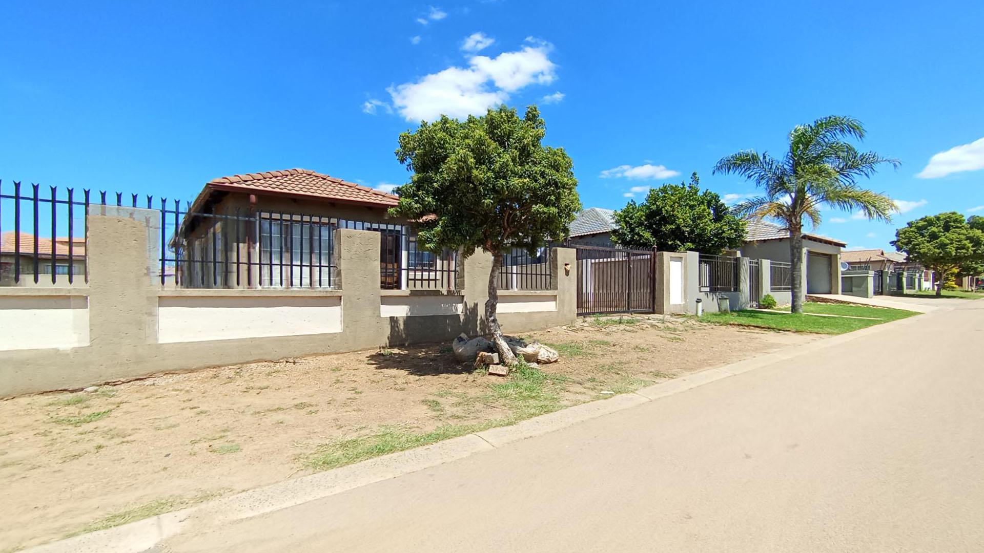 Front View of property in Nellmapius