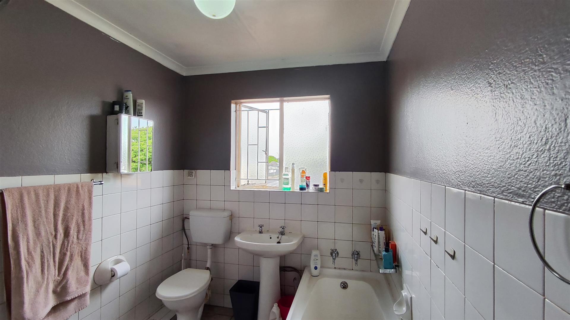 Bathroom 1 - 6 square meters of property in Boksburg