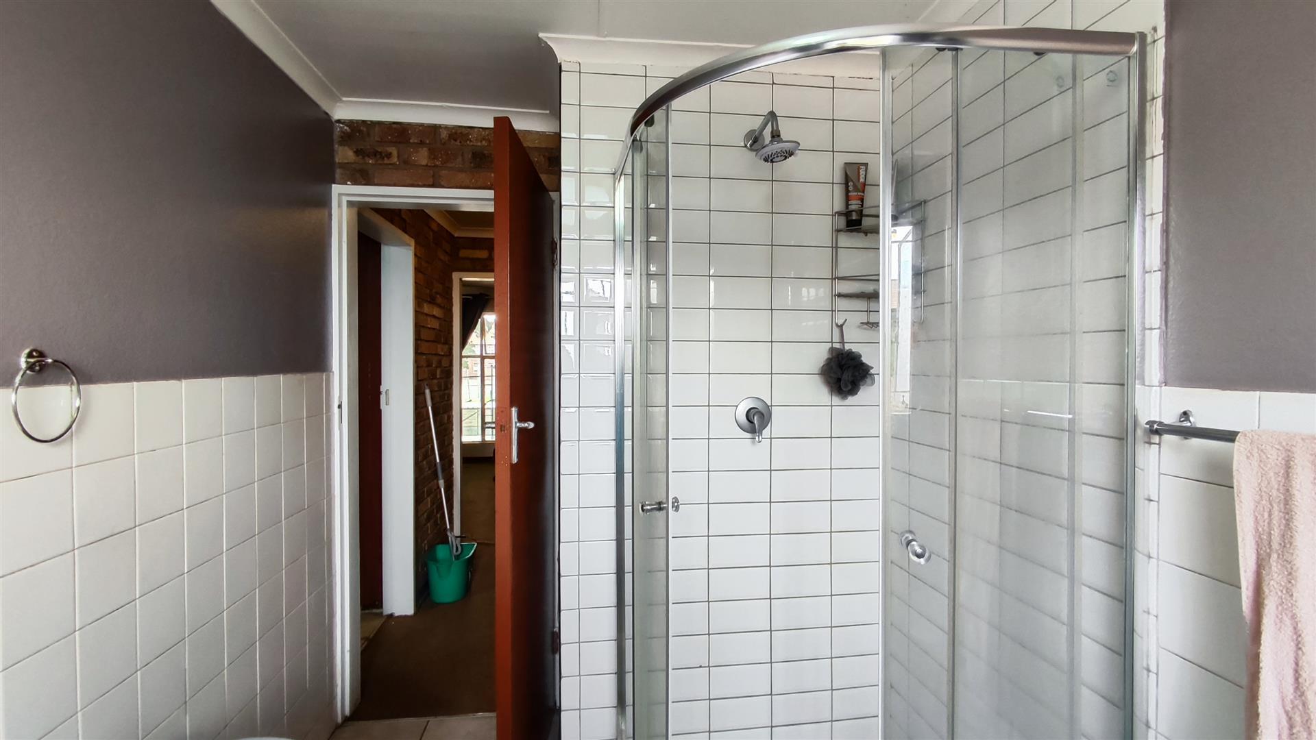 Bathroom 1 - 6 square meters of property in Boksburg