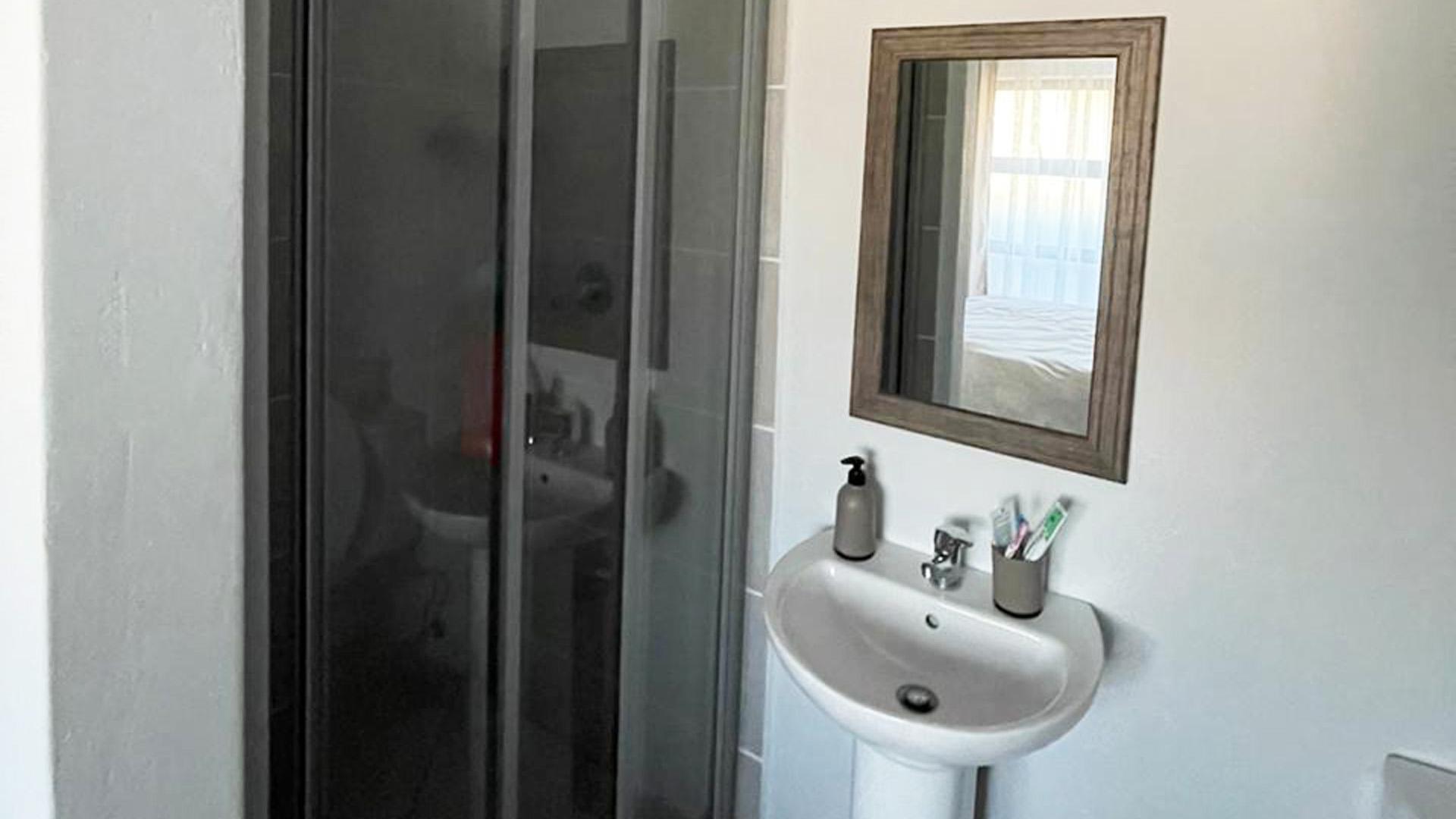 Main Bathroom of property in Kosmosdal