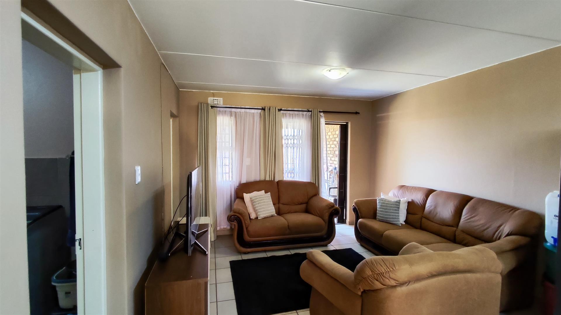 Lounges - 15 square meters of property in Albertsdal