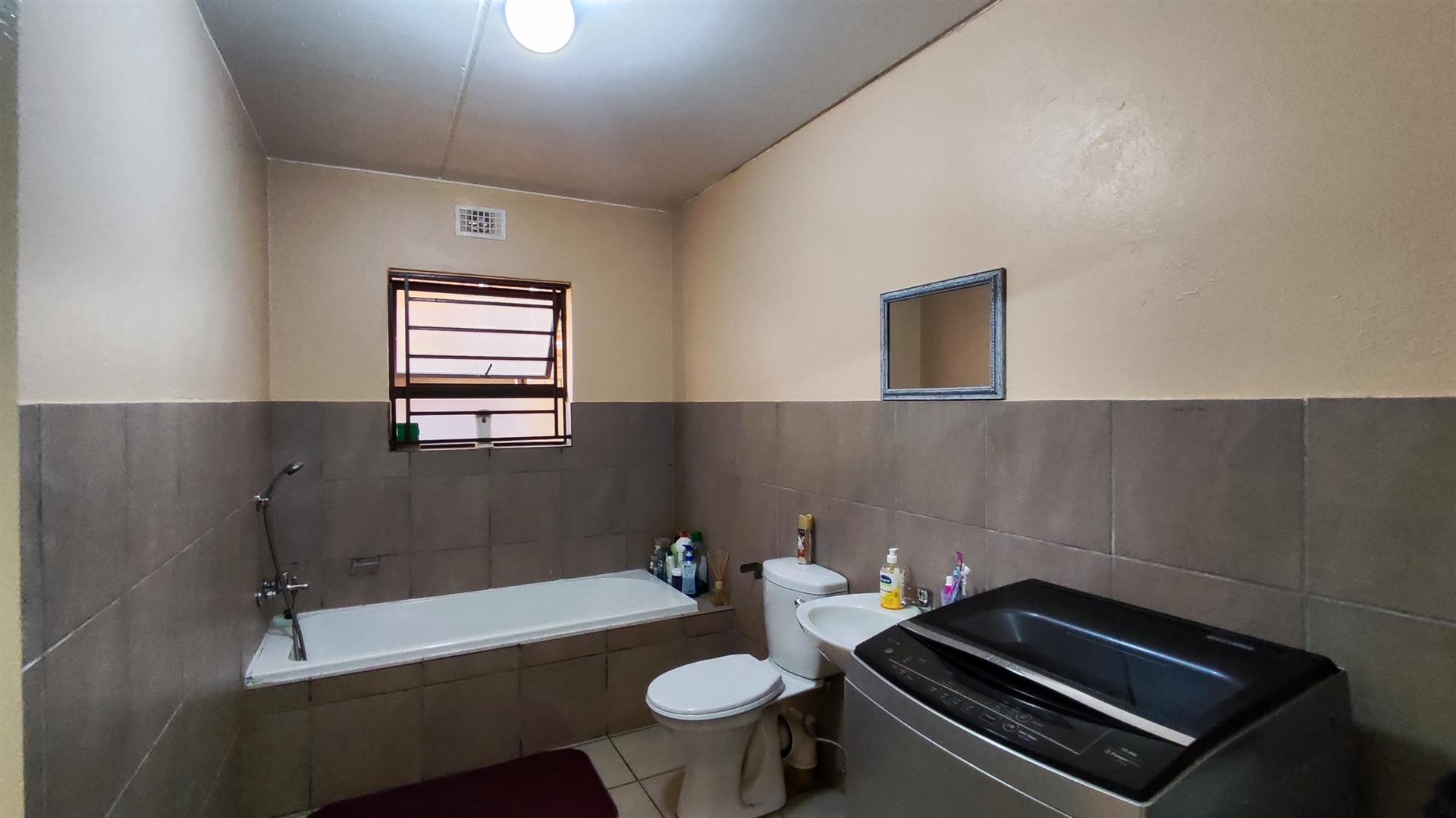 Bathroom 1 - 8 square meters of property in Albertsdal