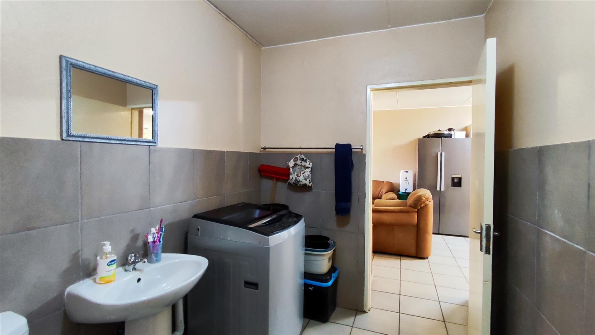 Bathroom 1 - 8 square meters of property in Albertsdal