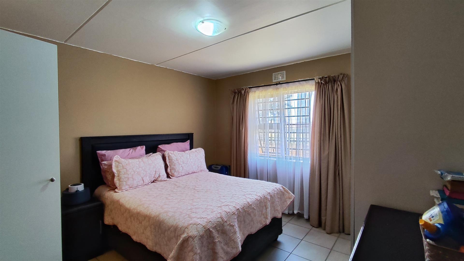 Main Bedroom - 14 square meters of property in Albertsdal