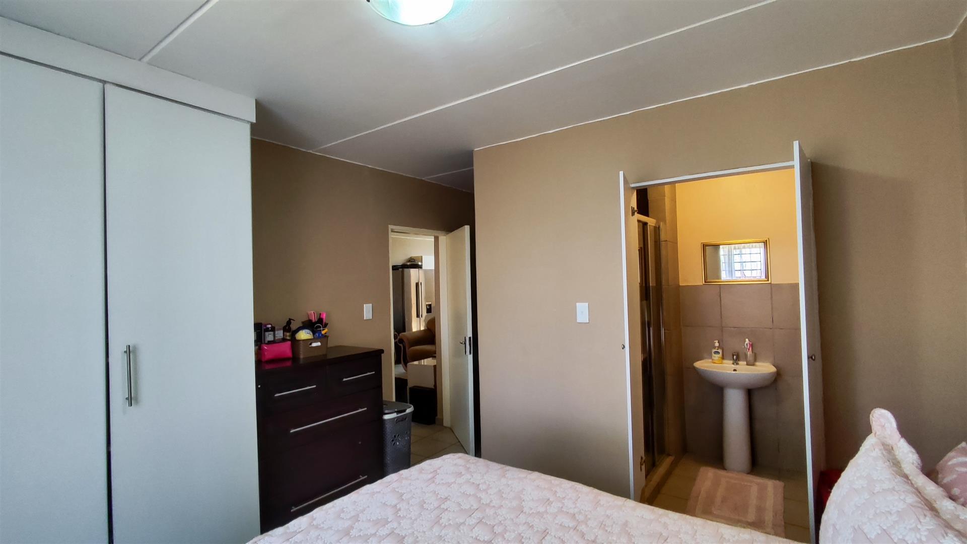 Main Bedroom - 14 square meters of property in Albertsdal