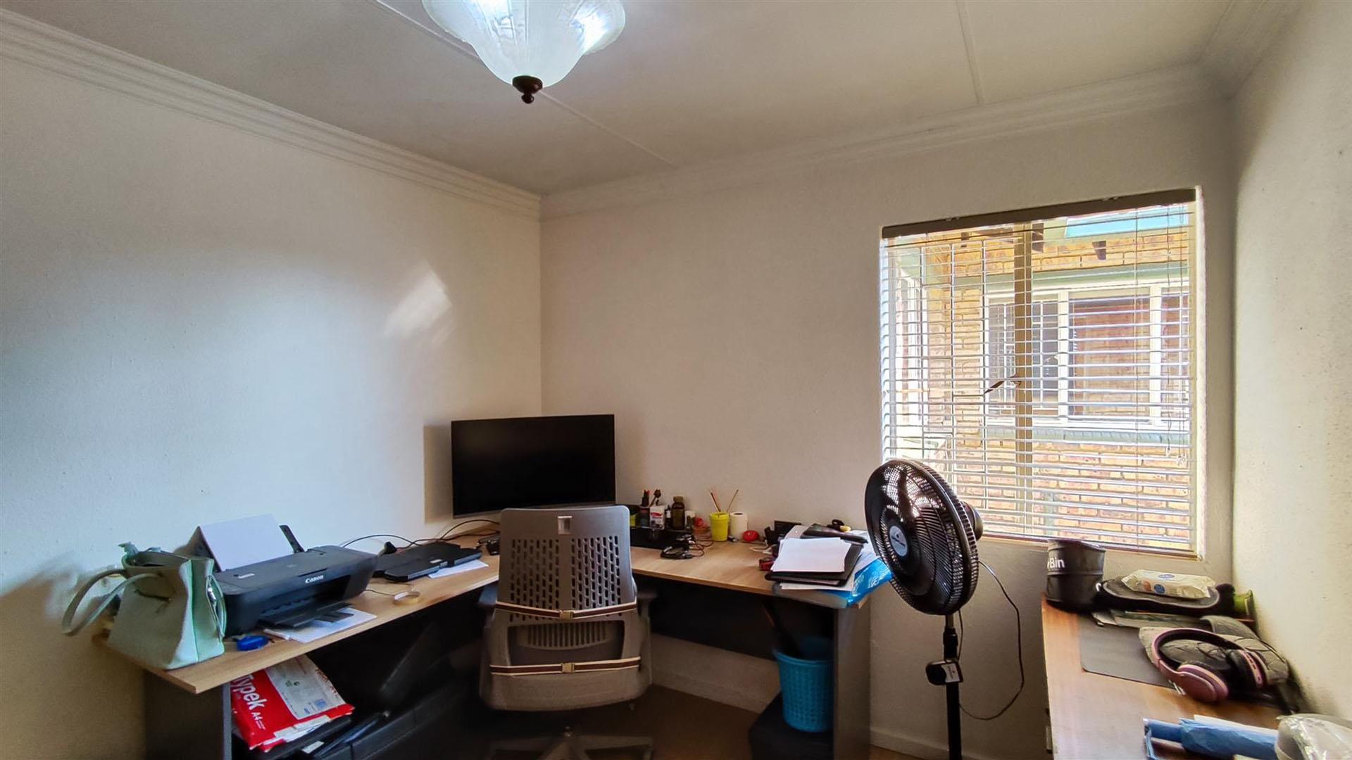 Bed Room 1 - 10 square meters of property in Kempton Park