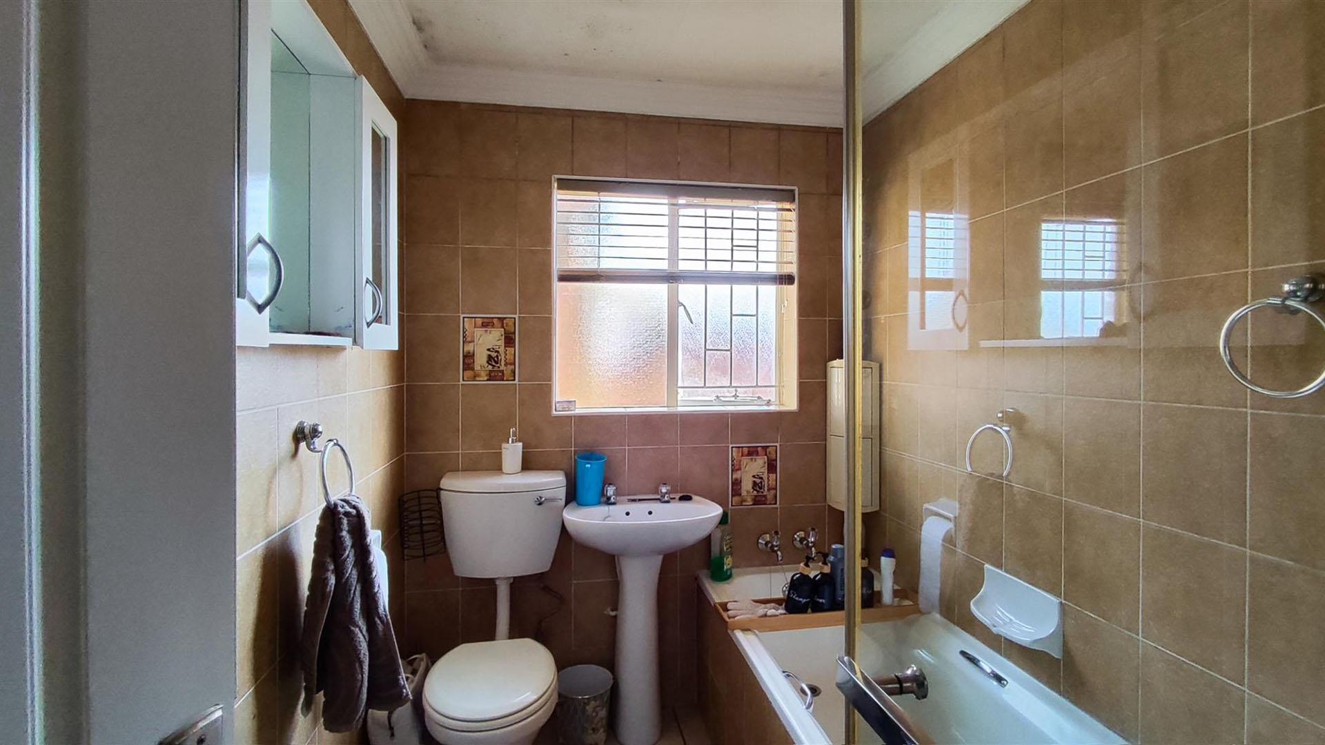 Bathroom 1 - 6 square meters of property in Kempton Park