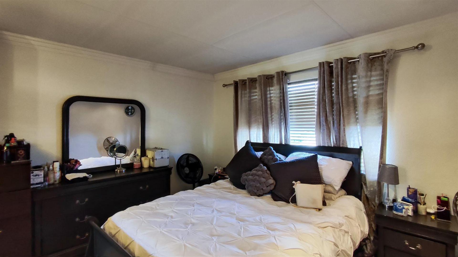 Main Bedroom - 18 square meters of property in Kempton Park