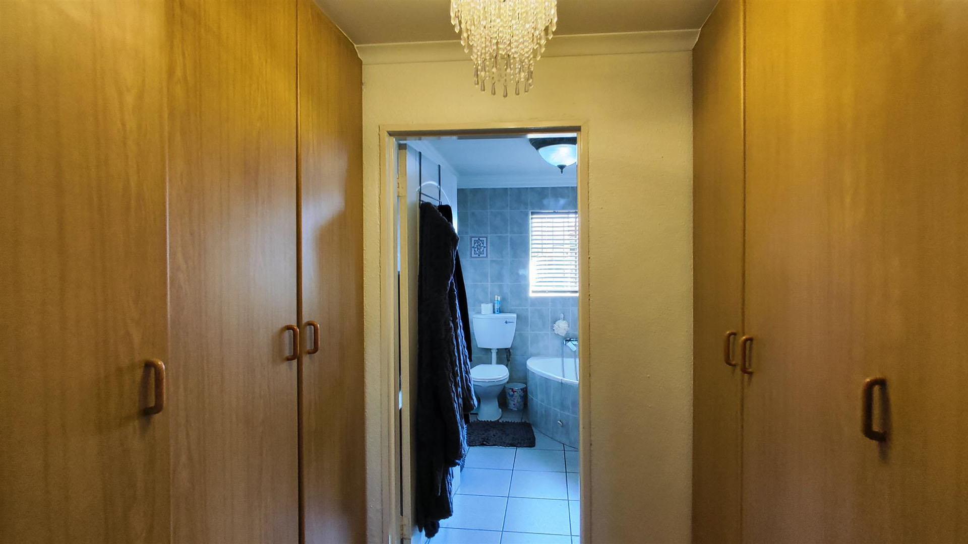 Main Bedroom - 18 square meters of property in Kempton Park