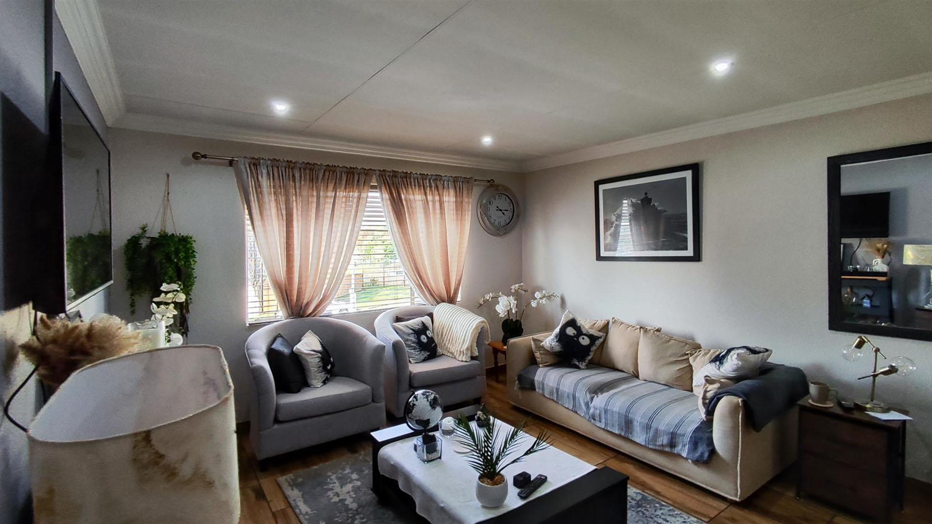 Lounges - 35 square meters of property in Kempton Park