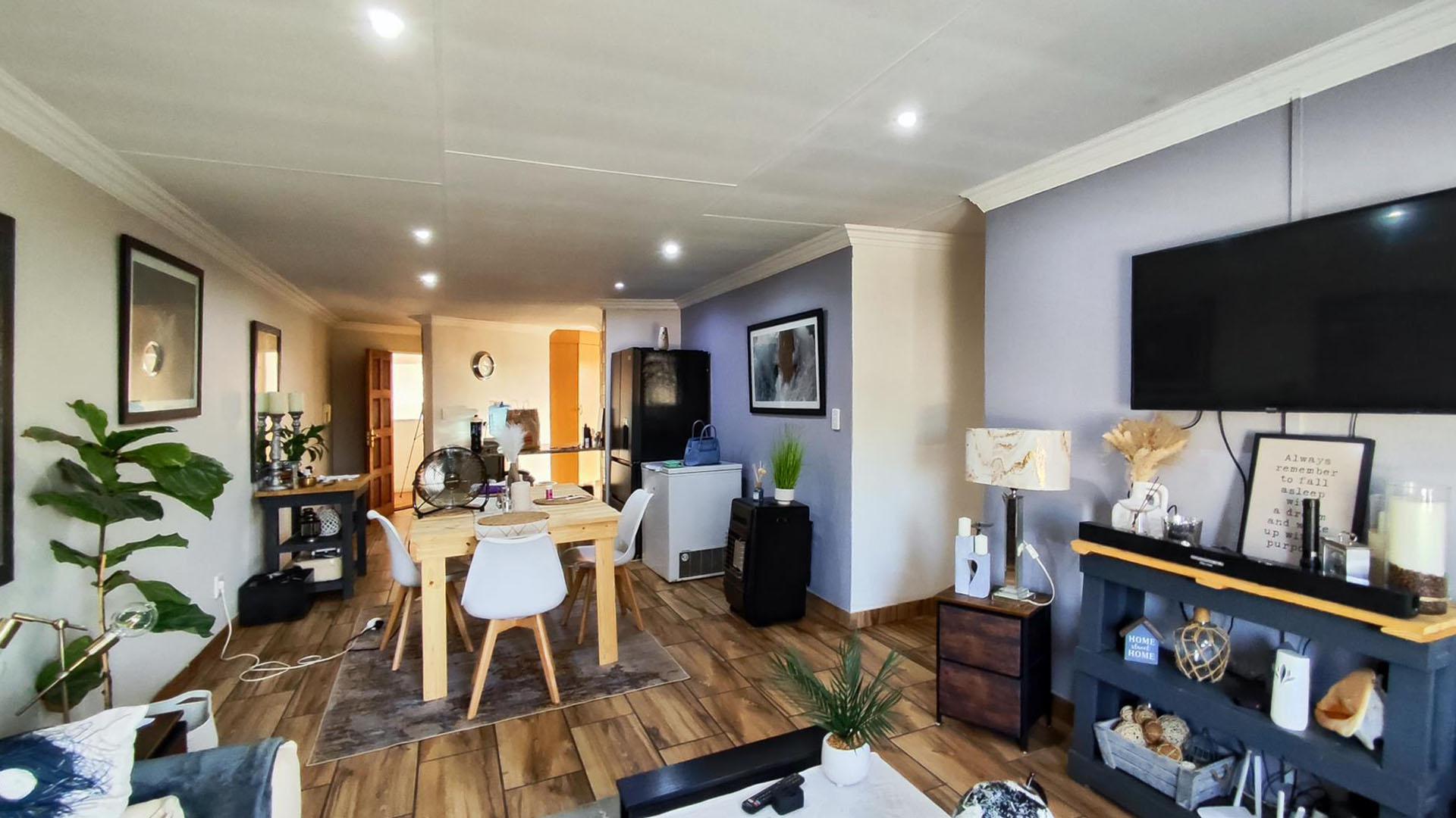 Lounges - 35 square meters of property in Kempton Park