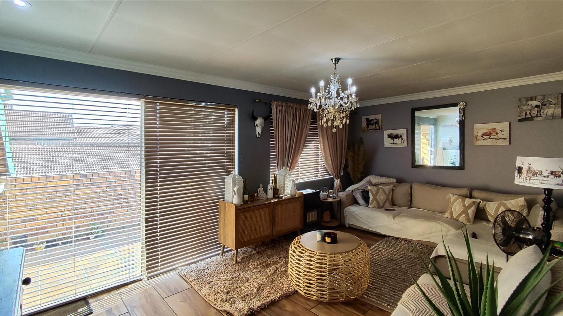 Lounges - 35 square meters of property in Kempton Park