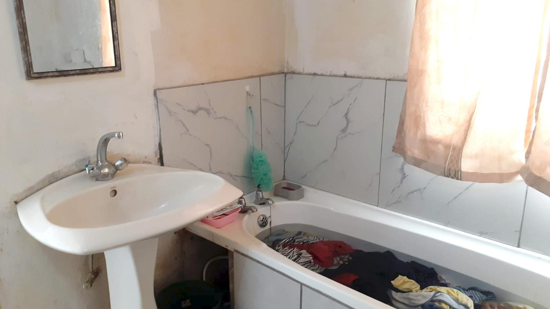 Bathroom 1 of property in North End