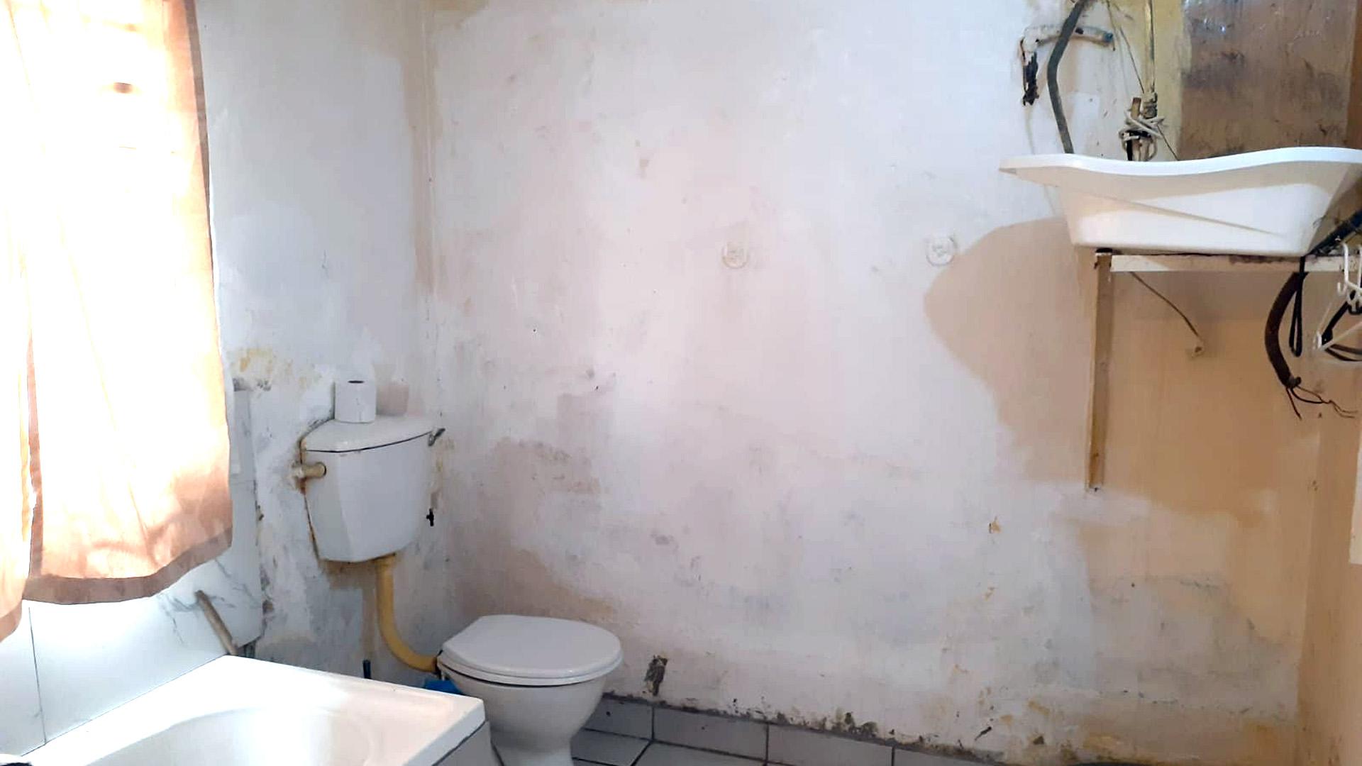 Bathroom 1 of property in North End