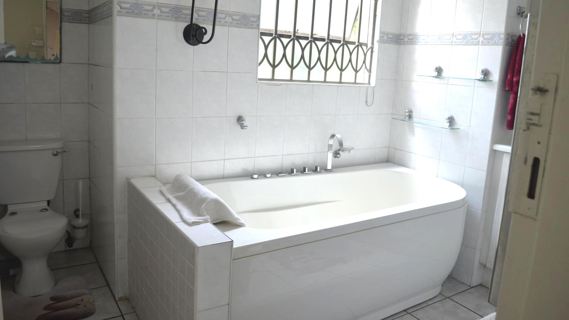 Main Bathroom of property in Strubensvallei
