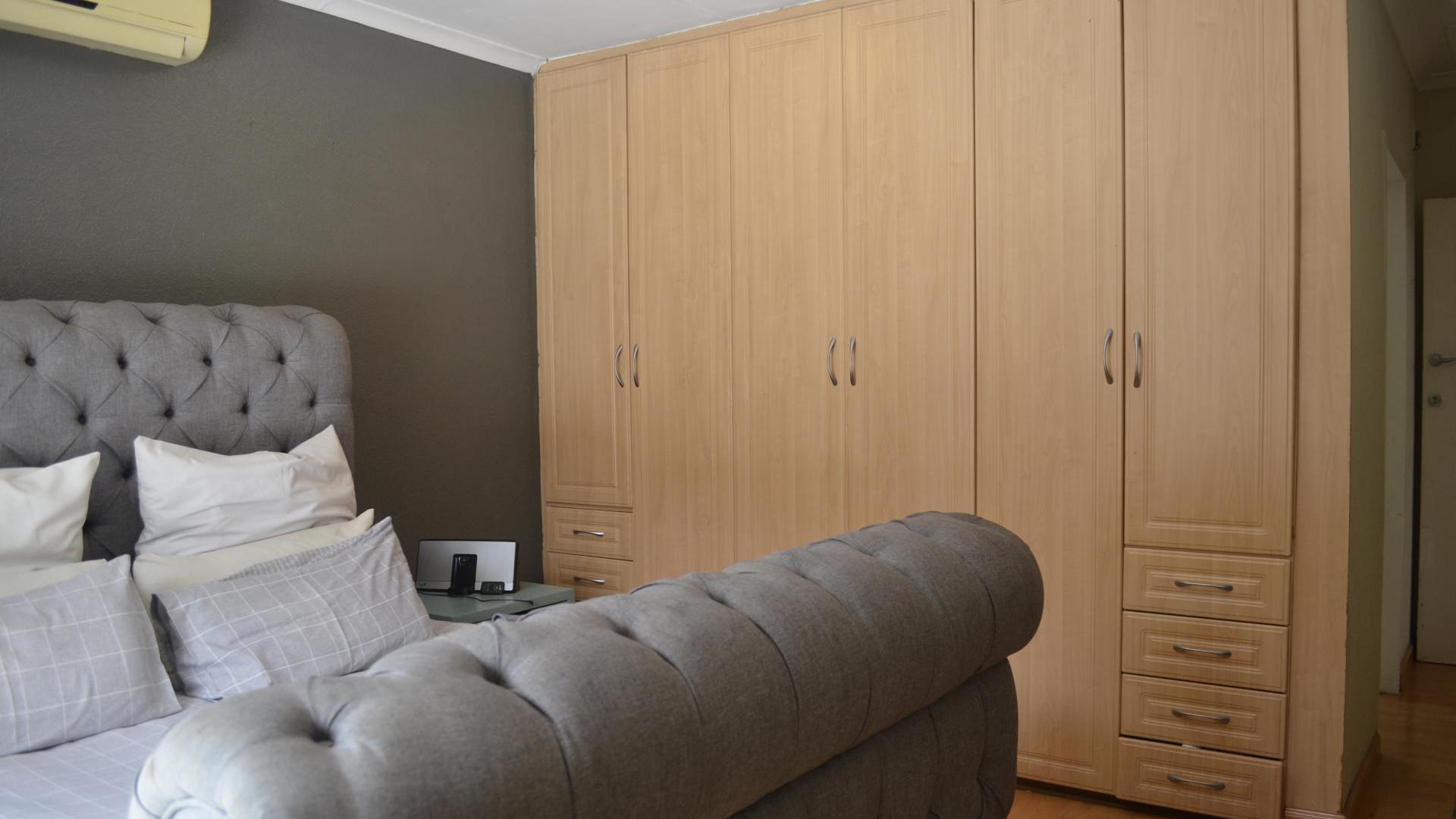 Main Bedroom of property in Strubensvallei