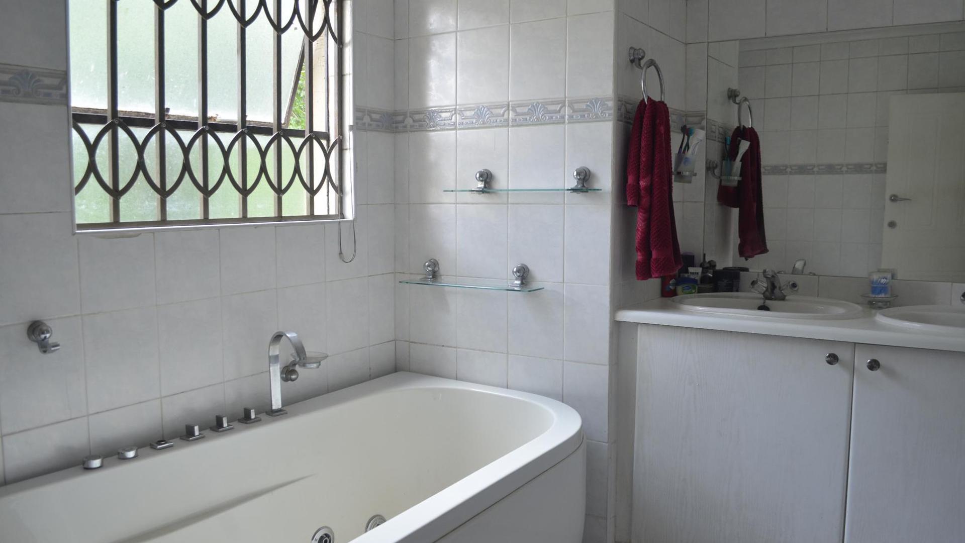 Main Bathroom of property in Strubensvallei