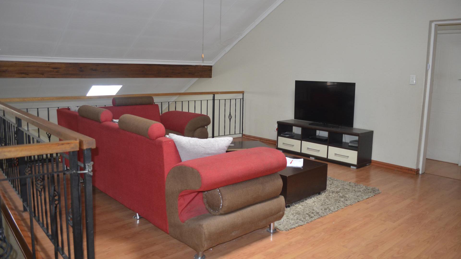 TV Room of property in Strubensvallei