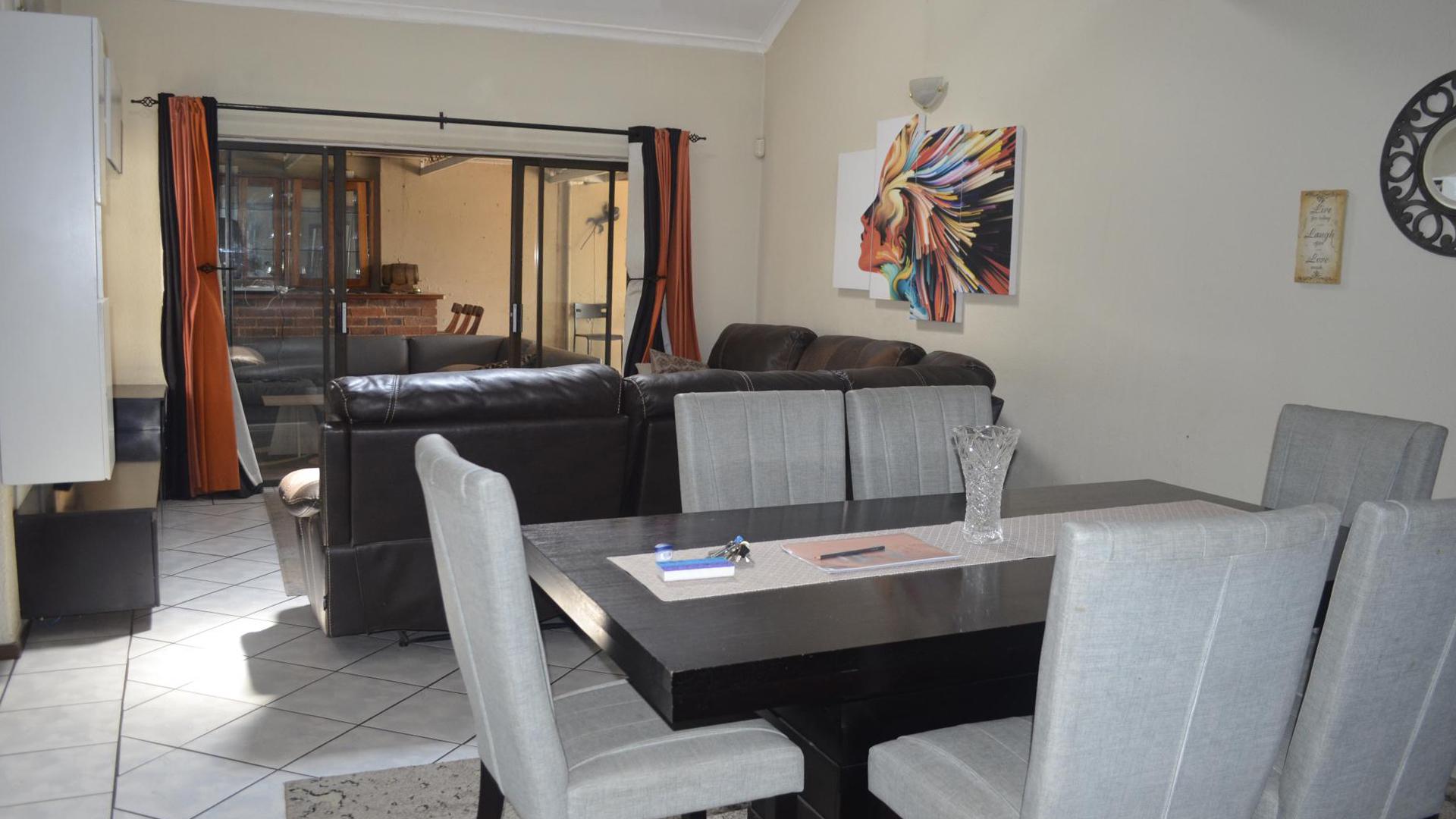 Dining Room of property in Strubensvallei