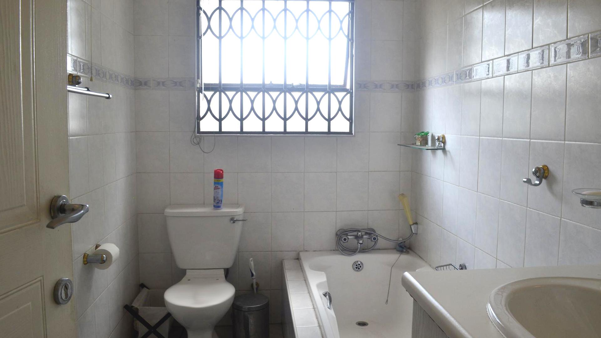 Bathroom 2 of property in Strubensvallei