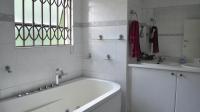Main Bathroom of property in Strubensvallei